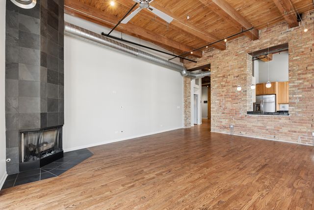 525 W Superior Street 325, Chicago, IL 60654