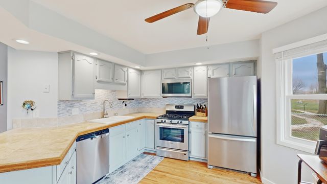 1108 Almond Drive, Aurora, IL 60506