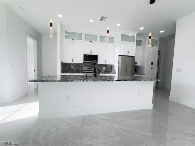 913 Glenn AVE, Lehigh Acres, FL 33972