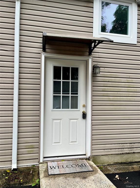 56 Tilden Lane 2nd Floor Front, Greenlawn, NY 11740