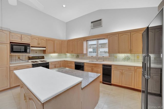 4 Amackassin Terrace Unit 1, Yonkers, NY 10703