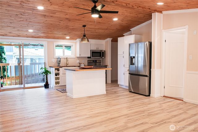 18700 4th Avenue NE, Suquamish, WA 98392