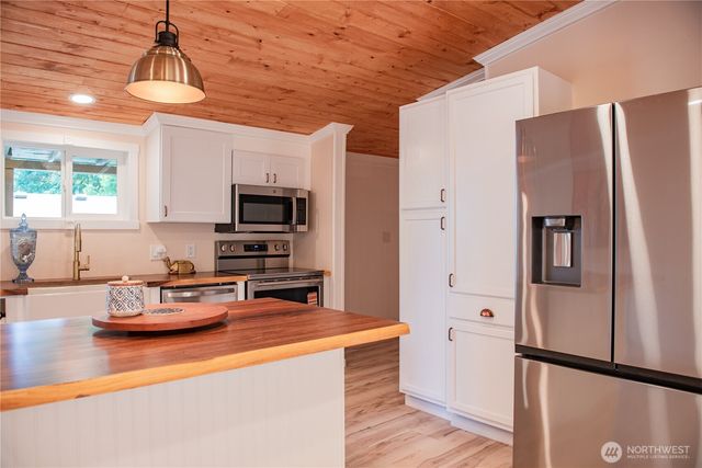18700 4th Avenue NE, Suquamish, WA 98392