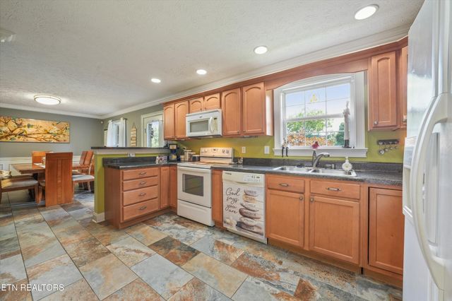 225 Hillsborough Lane, Lenoir City, TN 37772