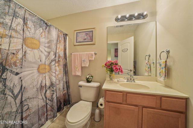 225 Hillsborough Lane, Lenoir City, TN 37772