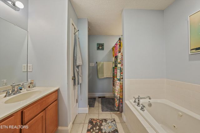 225 Hillsborough Lane, Lenoir City, TN 37772