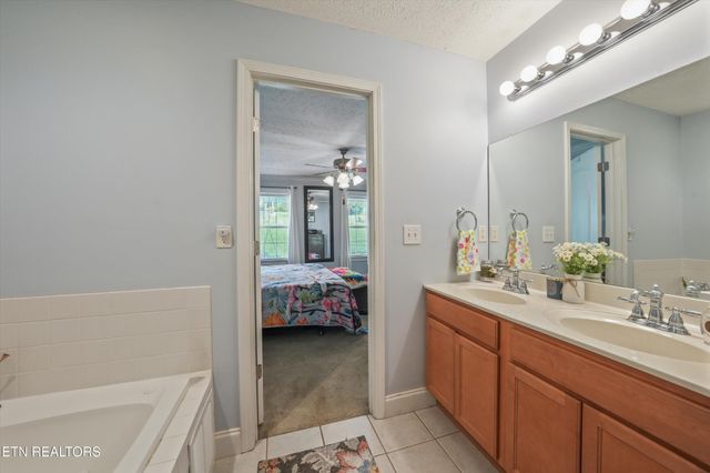 225 Hillsborough Lane, Lenoir City, TN 37772
