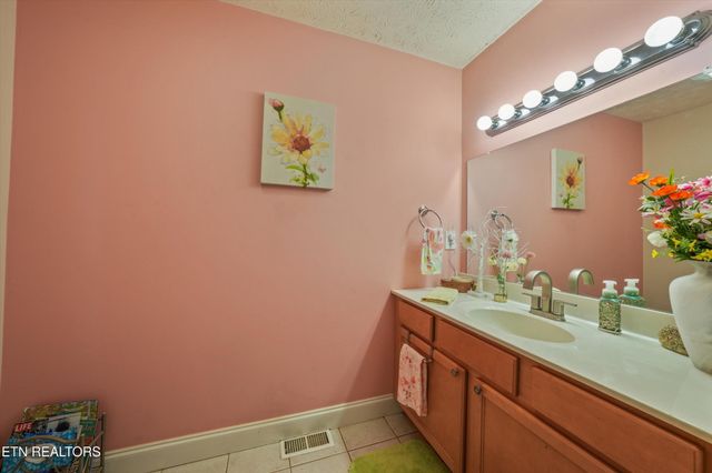 225 Hillsborough Lane, Lenoir City, TN 37772