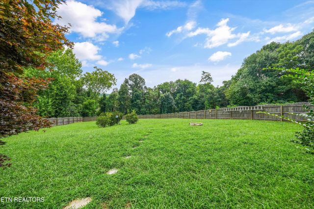 225 Hillsborough Lane, Lenoir City, TN 37772