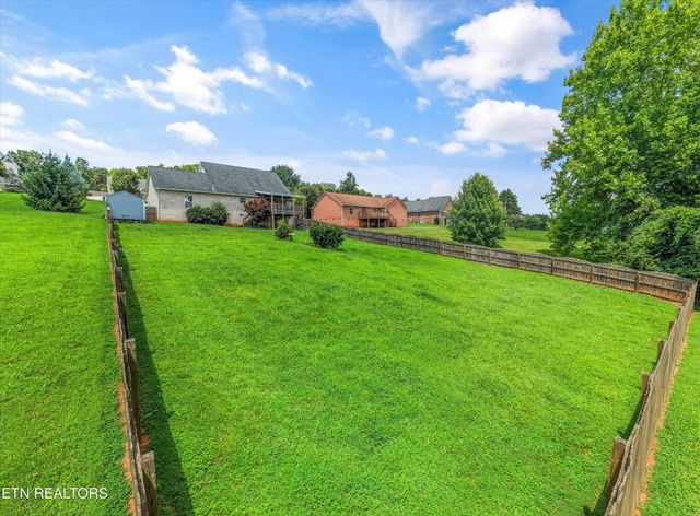 225 Hillsborough Lane, Lenoir City, TN 37772