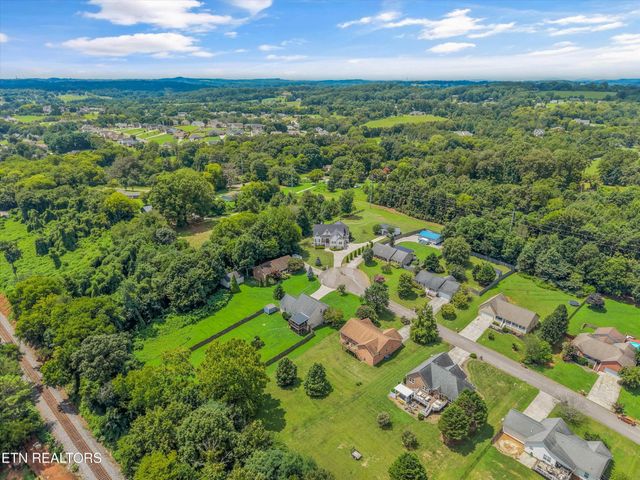 225 Hillsborough Lane, Lenoir City, TN 37772