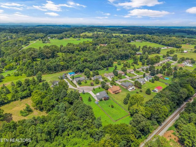 225 Hillsborough Lane, Lenoir City, TN 37772
