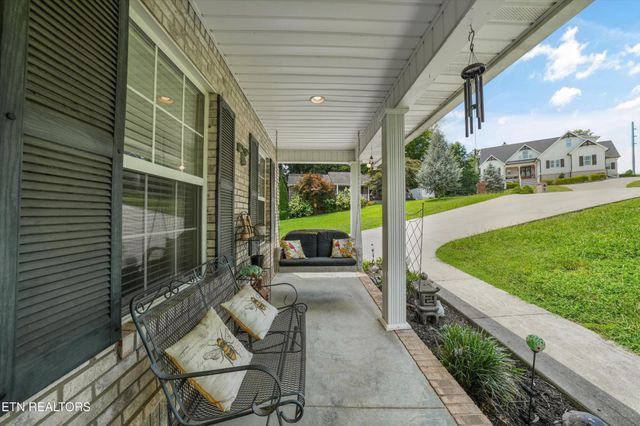 225 Hillsborough Lane, Lenoir City, TN 37772
