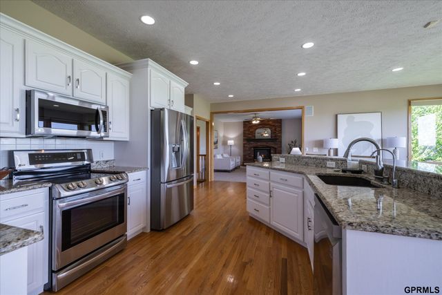 6005 N 163 Street, Omaha, NE 68116