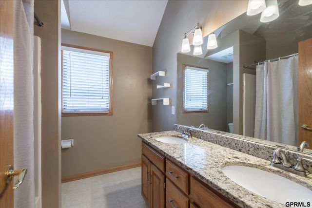 6005 N 163 Street, Omaha, NE 68116