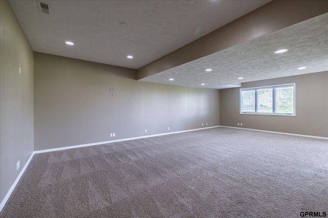 6005 N 163 Street, Omaha, NE 68116