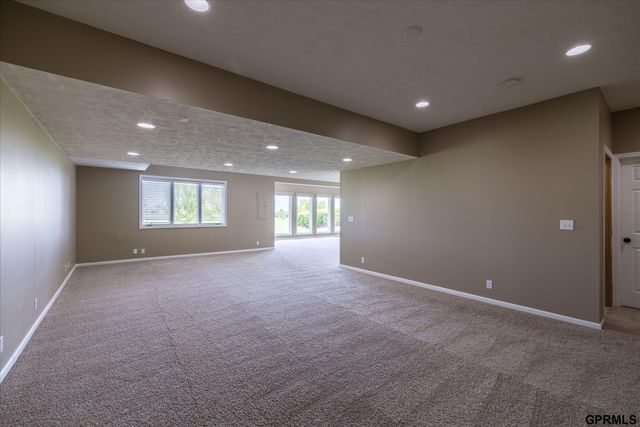 6005 N 163 Street, Omaha, NE 68116
