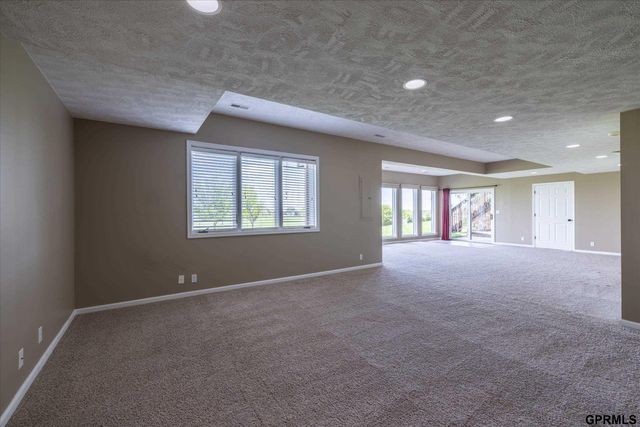 6005 N 163 Street, Omaha, NE 68116