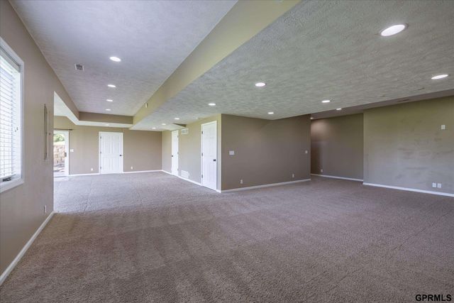6005 N 163 Street, Omaha, NE 68116