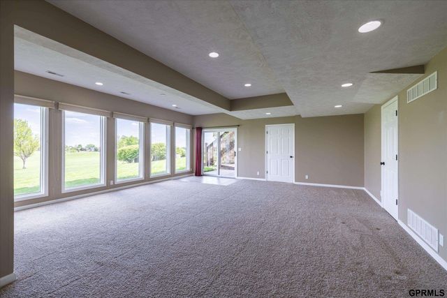 6005 N 163 Street, Omaha, NE 68116