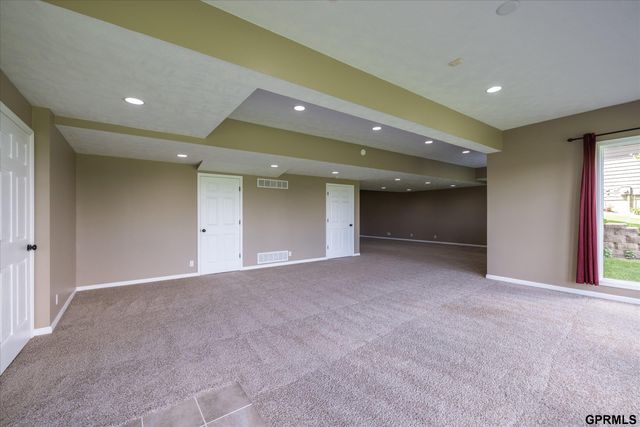 6005 N 163 Street, Omaha, NE 68116