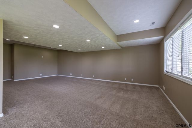 6005 N 163 Street, Omaha, NE 68116