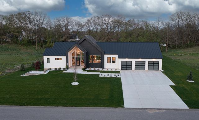 5044 Hickory Pointe Woods, Ada, MI 49301