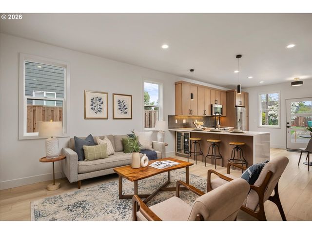 6945 N BURR Ave, Portland, OR 97203