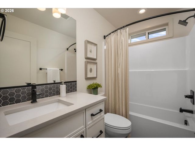 6945 N BURR Ave, Portland, OR 97203