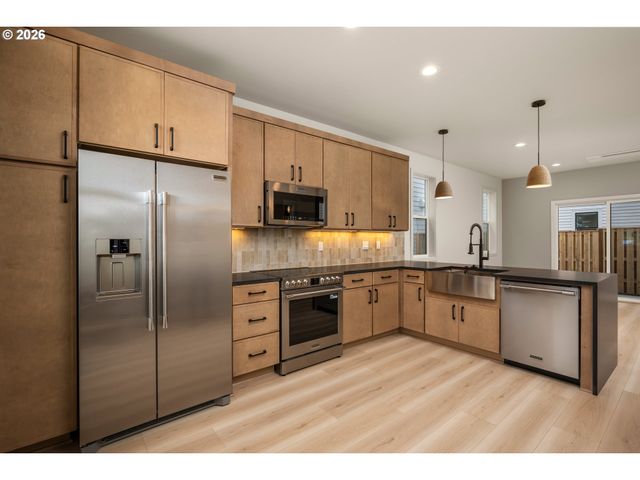 6945 N BURR Ave, Portland, OR 97203