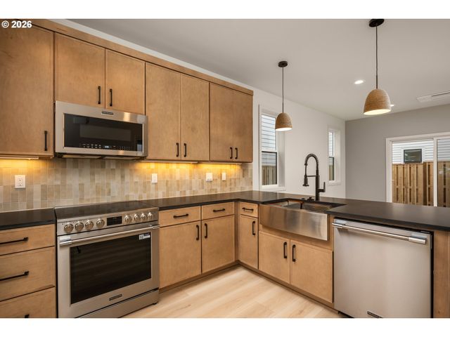 6945 N BURR Ave, Portland, OR 97203