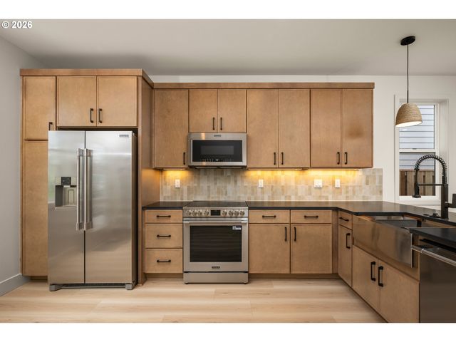 6945 N BURR Ave, Portland, OR 97203