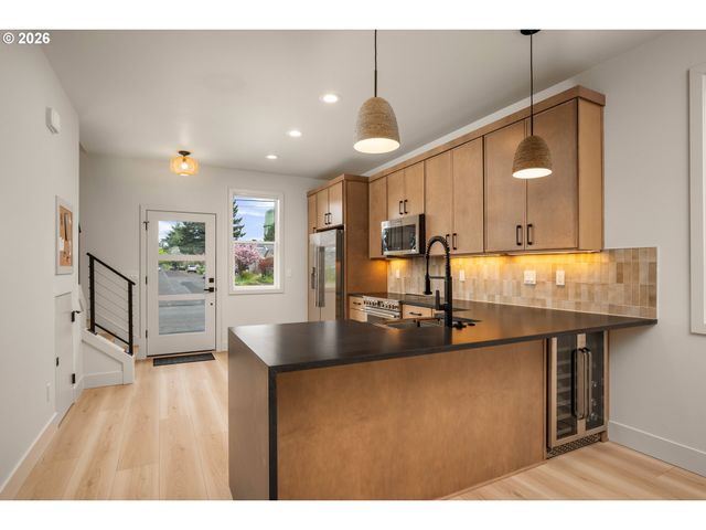 6945 N BURR Ave, Portland, OR 97203