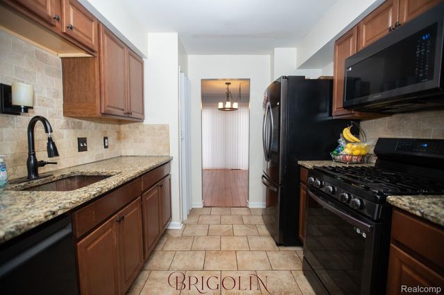 37816 Charter Oaks Boulevard, Clinton Charter Township, MI 48036