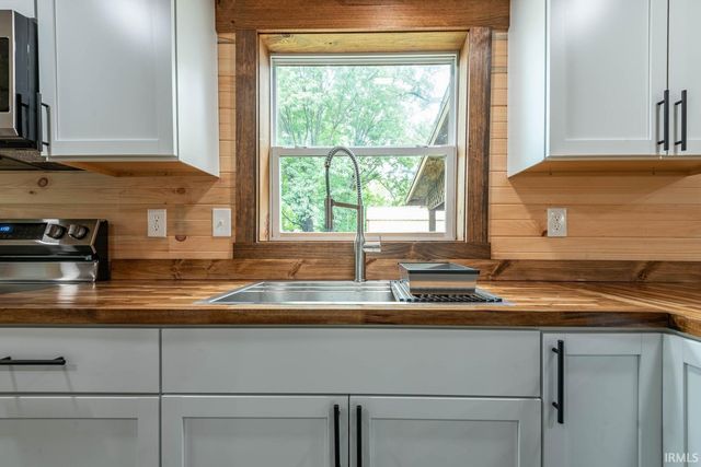 517 S 6th Street, Mitchell, IN 47446