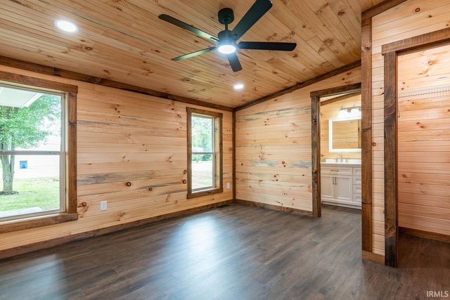 517 S 6th Street, Mitchell, IN 47446