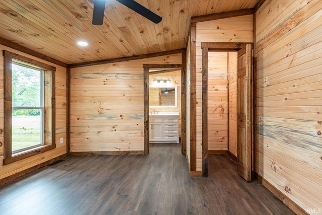 517 S 6th Street, Mitchell, IN 47446