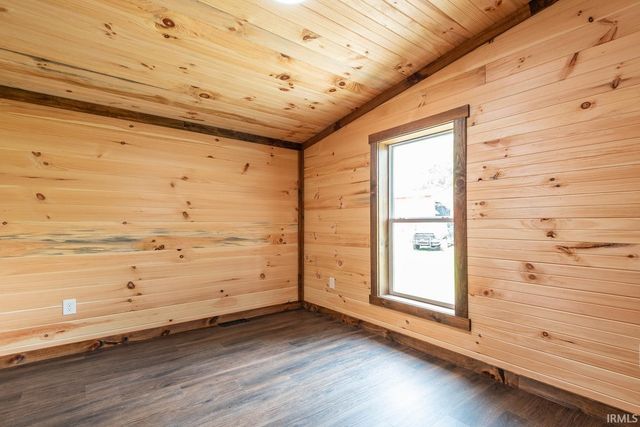 517 S 6th Street, Mitchell, IN 47446