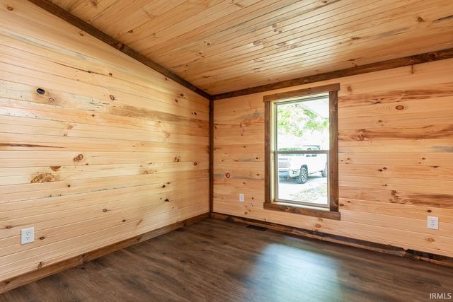 517 S 6th Street, Mitchell, IN 47446