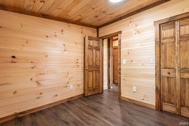 517 S 6th Street, Mitchell, IN 47446
