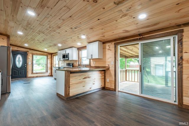 517 S 6th Street, Mitchell, IN 47446