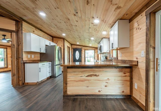 517 S 6th Street, Mitchell, IN 47446