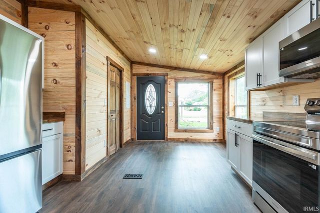 517 S 6th Street, Mitchell, IN 47446