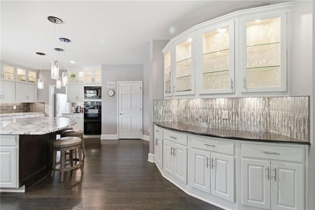 1025 NE Moss Point Road, Lee's Summit, MO 64064