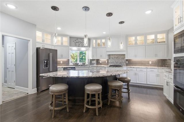 1025 NE Moss Point Road, Lee's Summit, MO 64064