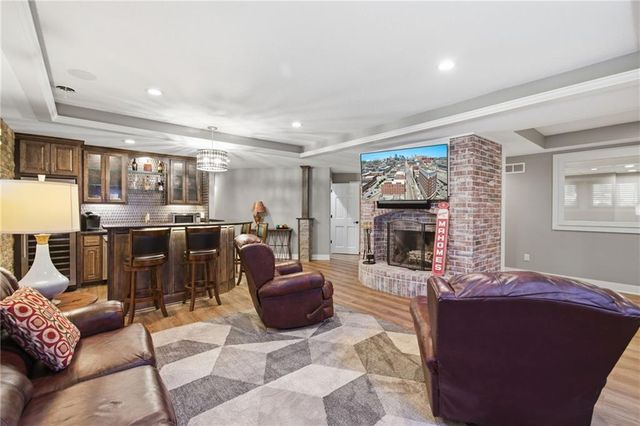 1025 NE Moss Point Road, Lee's Summit, MO 64064