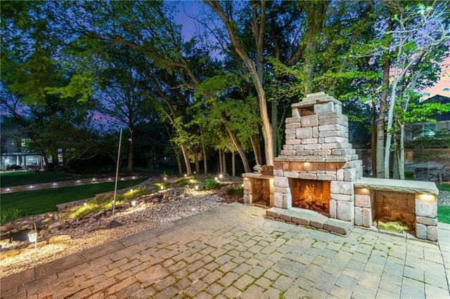 1025 NE Moss Point Road, Lee's Summit, MO 64064