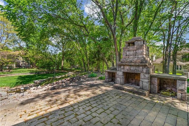 1025 NE Moss Point Road, Lee's Summit, MO 64064