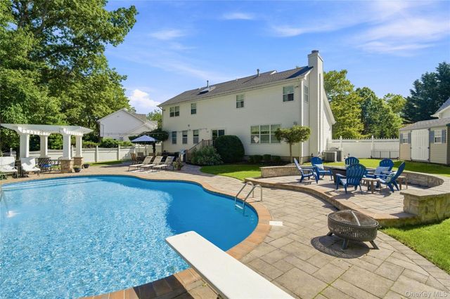 5 Aspatuck Court, Commack, NY 11725