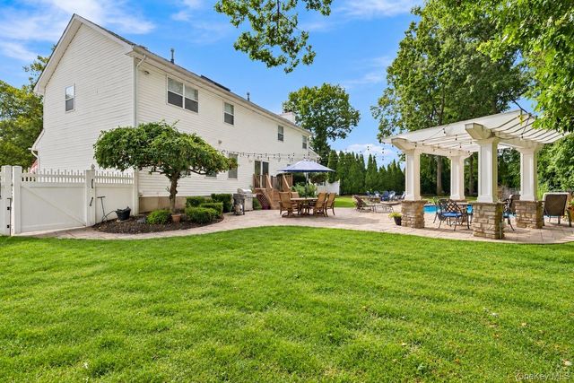 5 Aspatuck Court, Commack, NY 11725